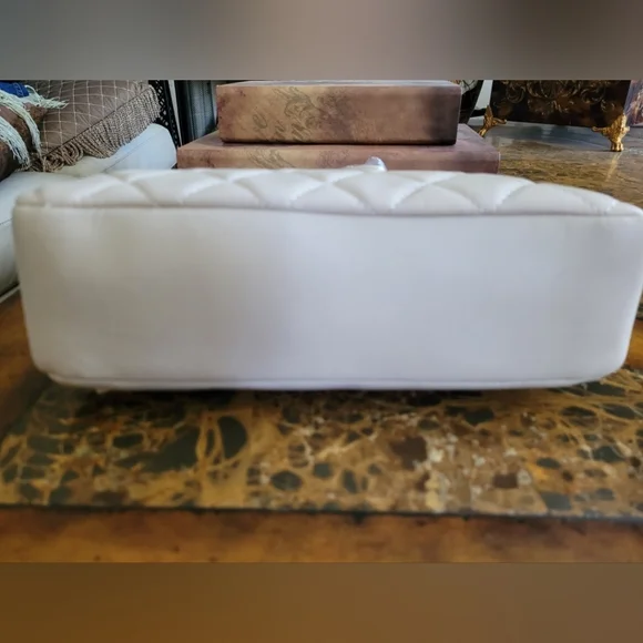 MARIO VALENTINO White Quilted Shoulder Bag with Gold Chain - Picture 5 of 9